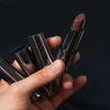 Kép 8/9 - MÁDARA Dazzle Nights Szatén fényű krémes ajakrúzs - Dominance (3,8 g)