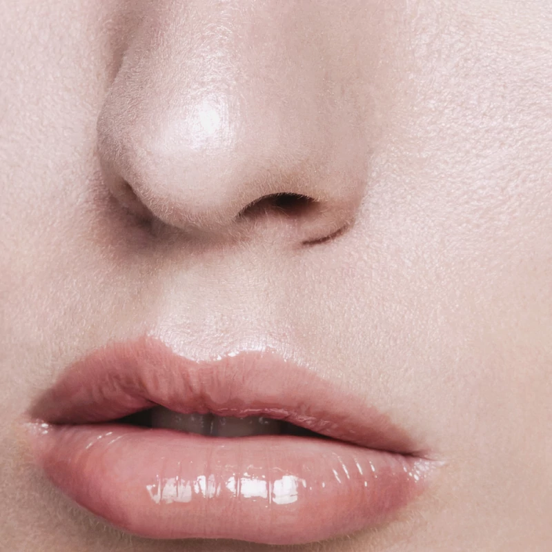 Mádara Glossy Venom Hidratáló ajakfény - Magnetic Nude #73 (4 ml)