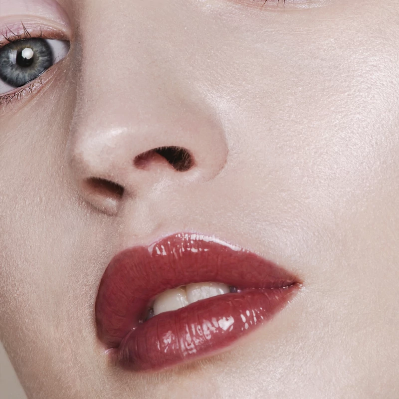 Mádara Glossy Venom Hidratáló ajakfény - Vegan Red #75 (4 ml)