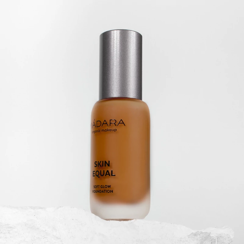 Mádara Skin Equal Soft Glow Folyékony alapozó - Chestnut #90 (30 ml)